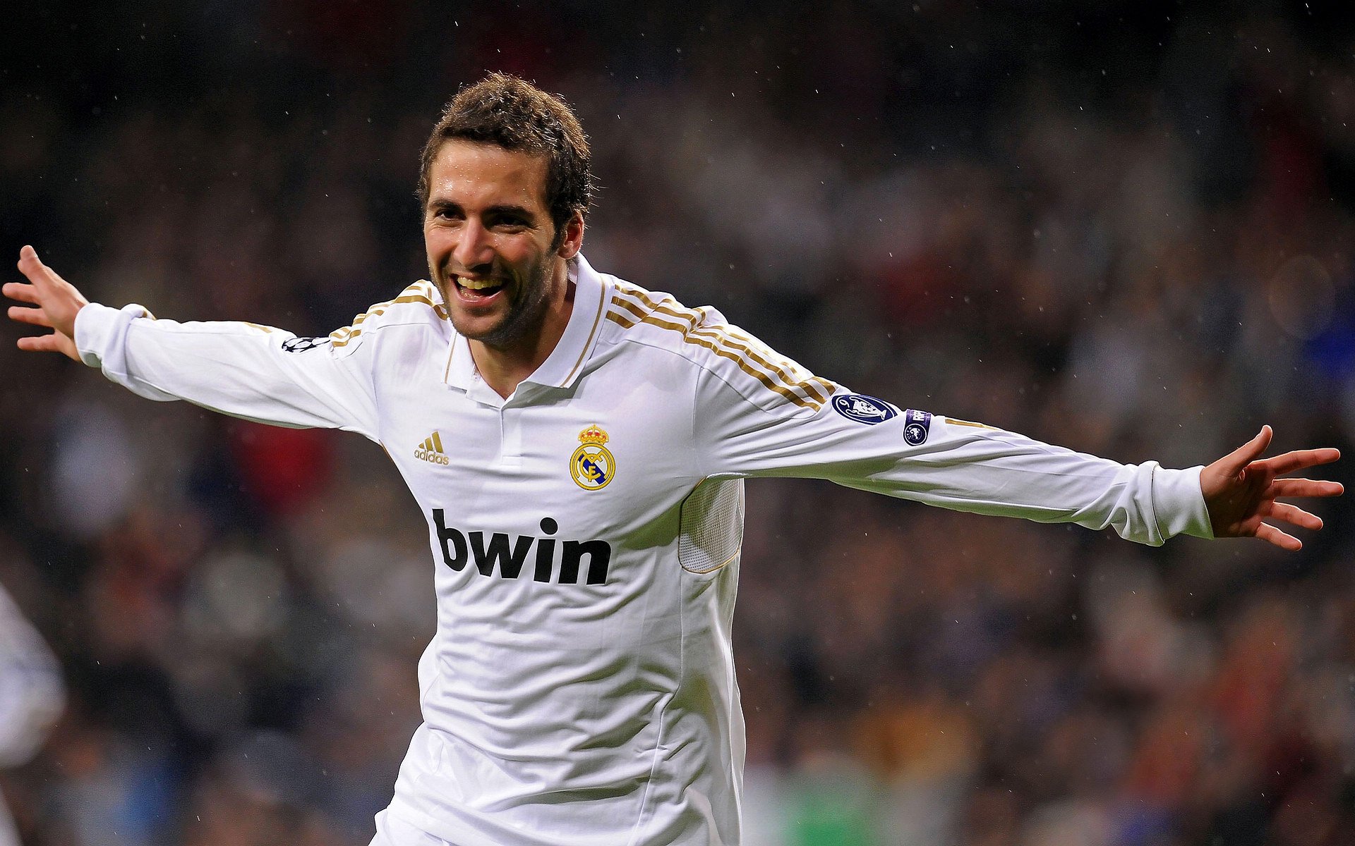 “高新体育中心:举重选手角逐顶峰,赛场气氛紧张刺激”